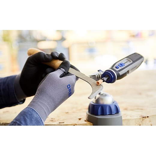 Una persona afilando metal, usando Dremel 7760 lite