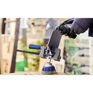 Una persona moliendo, usando Dremel 3000