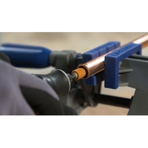Perforación de un agujero en un tubo de cobre con una multiherramienta Dremel