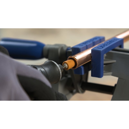 Perforación de un agujero en un tubo de cobre con una multiherramienta Dremel