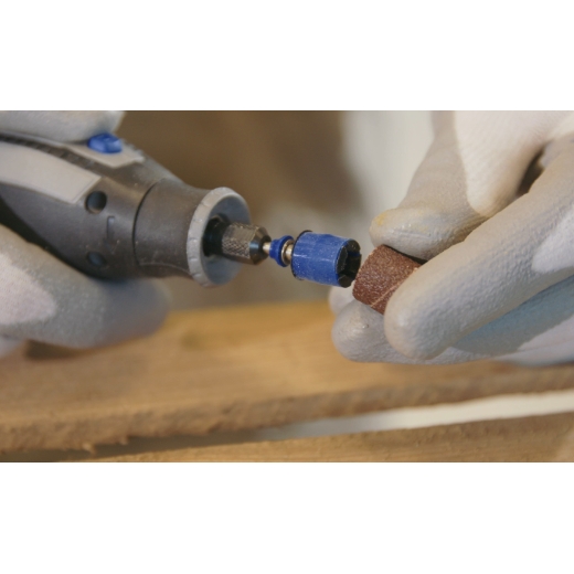 Colocación de una banda de lija en el mandril de lijado Dremel EZ SpeedClic