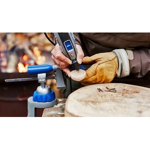 Schnitzen von Holz mit dem Dremel Multi-Vise 2500 und dem High Speed Cutter 4,8 mm 192 Aufsatz