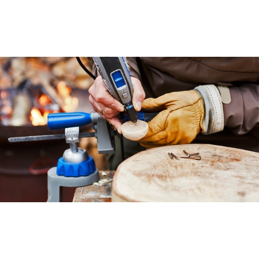 Schnitzen von Holz mit dem Dremel Multi-Vise 2500 und dem High Speed Cutter 4,8 mm 192 Aufsatz
