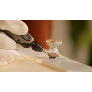 Eliminación de pintura para tallar madera con el accesorio multiherramienta Dremel Cortador de grabado 2,4 mm 107