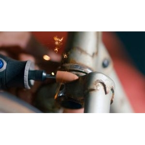 Eliminación de óxido del metal con el accesorio multiherramienta Dremel Piedra de amolar de óxido de aluminio 9,5 mm 952