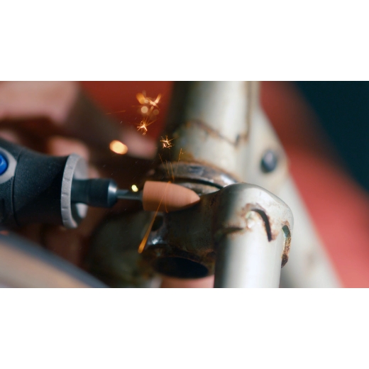 Eliminación de óxido del metal con el accesorio multiherramienta Dremel Piedra de amolar de óxido de aluminio 9,5 mm 952