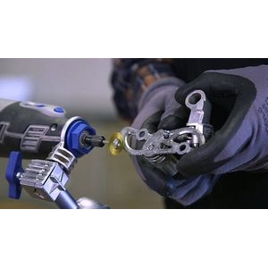 Limpieza del desviador de bicicleta metálico con el accesorio multiherramienta Dremel Cepillo de latón 19 mm 535