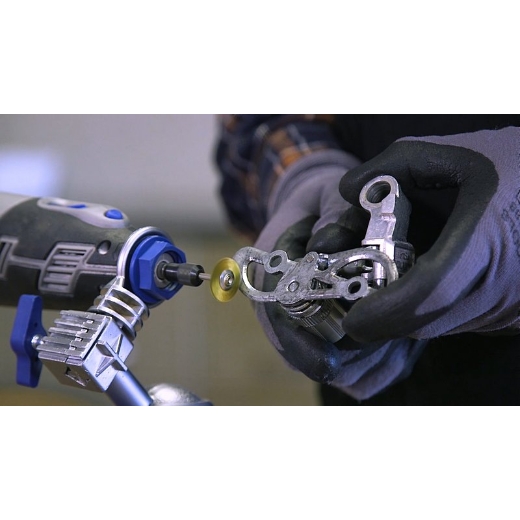 Limpieza del desviador de bicicleta metálico con el accesorio multiherramienta Dremel Cepillo de latón 19 mm 535