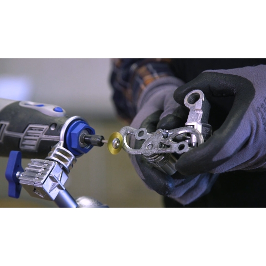 Limpieza del desviador de bicicleta metálico con el accesorio multiherramienta Dremel Cepillo de latón 19 mm 535