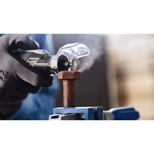 Limpieza de pernos de óxido metálico con el accesorio multiherramienta Dremel Cepillo de acero al carbono 19 mm 428