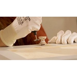 Quitar la pintura del pomo de madera con el accesorio multiherramienta Dremel Cepillo de acero al carbono 19 mm 428