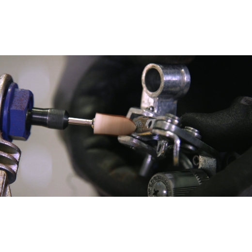 Limpieza de desviador de bicicleta de metal con accesorio multiherramienta Dremel Punto de pulido 10 mm 422