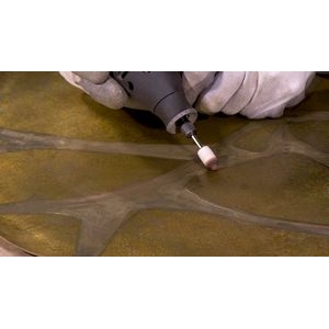 Pulido de decoración metálica con el accesorio multiherramienta Dremel Punto de pulido 10 mm 422