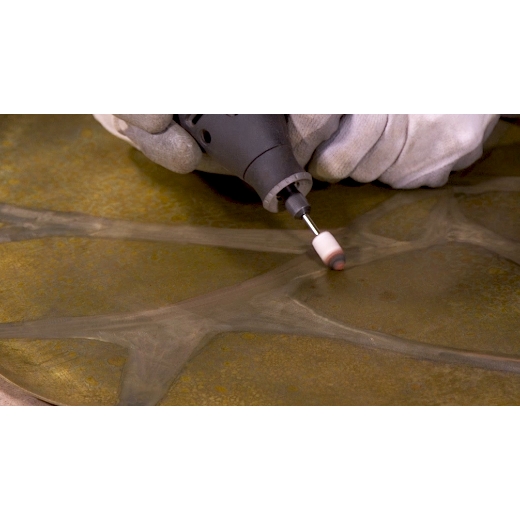 Pulido de decoración metálica con el accesorio multiherramienta Dremel Punto de pulido 10 mm 422