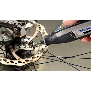 Reinigung von Fahrradteilen aus Metall mit dem Dremel Multitool-Zubehör Borstenbürste 19 mm 403