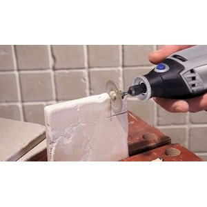Corte de azulejos de pared con el accesorio multiherramienta Dremel EZ SpeedClic: Disco de corte de diamante (SC545)<NewLine/>