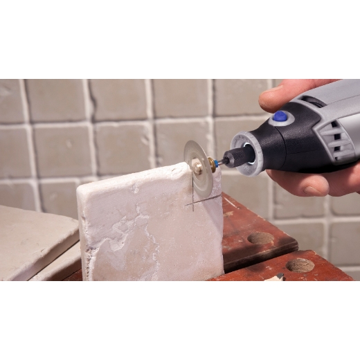 Corte de azulejos de pared con el accesorio multiherramienta Dremel EZ SpeedClic: Disco de corte de diamante (SC545)<NewLine/>