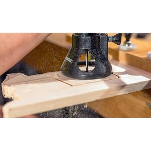 Corte de animales de madera con el accesorio multiherramienta Dremel Brocas de corte en espiral multiusos 561