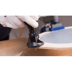 Corte de cartón de madera para tarjetas postales con el accesorio multiherramienta Dremel Brocas de corte en espiral multiusos 561