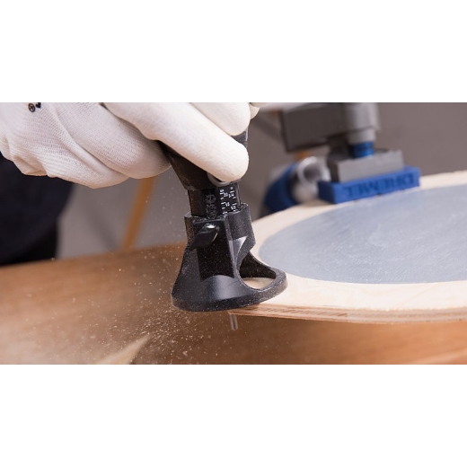 Corte de cartón de madera para tarjetas postales con el accesorio multiherramienta Dremel Brocas de corte en espiral multiusos 561