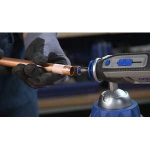 Lijado de tubos de cobre con el accesorio multiherramienta Dremel EZ SpeedClic: mandril de lijado y bandas de lija SC407