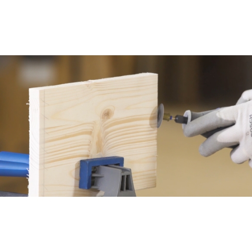 Lijado de bordes rugosos en una tabla de madera con el accesorio multiherramienta Dremel EZ SpeedClic: Discos de lija SC413