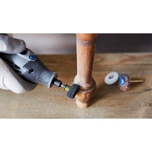 Lijado de la pata de madera de la silla con el accesorio multiherramienta Dremel EZ SpeedClic: Pulidores abrasivos de acabado grano 180 y 280 511S
