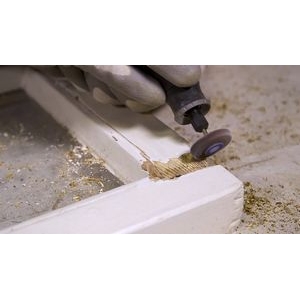 Lijado del marco de la ventana de madera con el accesorio multiherramienta Dremel Rueda de láminas 4,8 mm 504