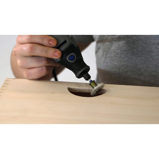 Lijado de caja de madera con el accesorio multiherramienta Dremel EZ SpeedClic: Detalle Cepillo abrasivo grano 120 472S