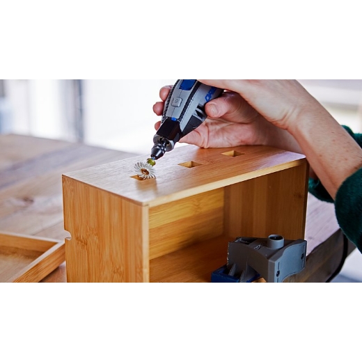 Lijado del orificio del cable de la caja de madera con Dremel 4300 y el módulo de luz accesorio Dremel LM1 y EZ SpeedClic: Detalle Cepillo abrasivo grano 120 472S