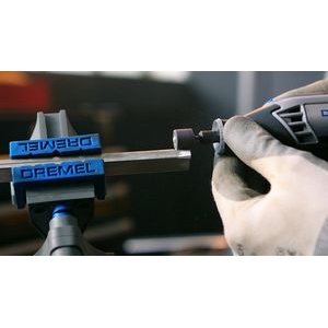 Lijado de espada metálica con el accesorio multiherramienta Dremel Banda de lija 13 mm grano 120 432