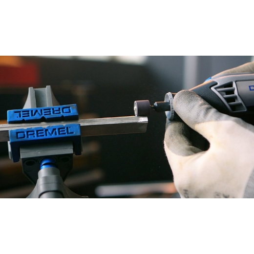 Lijado de espada metálica con el accesorio multiherramienta Dremel Banda de lija 13 mm grano 120 432
