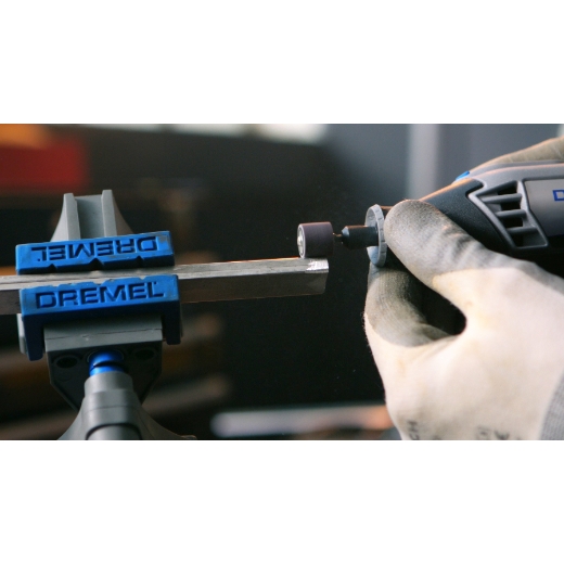 Lijado de espada metálica con el accesorio multiherramienta Dremel Banda de lija 13 mm grano 120 432