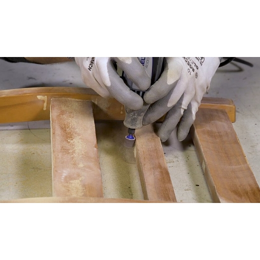 Lijado de una silla de madera con el accesorio multiherramienta Dremel Banda de lija 13 mm grano 60 408
