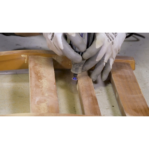 Lijado de una silla de madera con el accesorio multiherramienta Dremel Banda de lija 13 mm grano 60 408