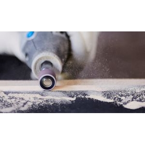 Lijado de bordes de madera para la eliminación de pintura con el accesorio multiherramienta Dremel Banda de lija 13 mm grano 60 408