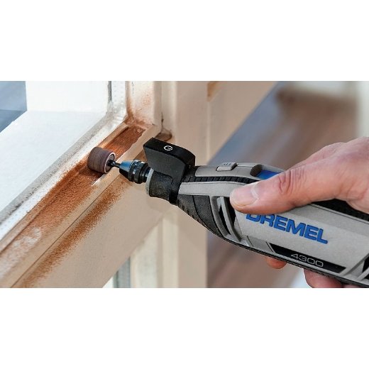 Lijado de marco de ventana de madera con el accesorio multiherramienta Dremel Banda de lija 13 mm grano 60 408