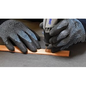 Taladrar agujero en el cinturón de cuero con el accesorio multiherramienta Dremel Juego de brocas de precisión 628