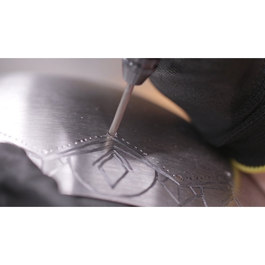 Taladrar agujeros en un recipiente metálico con el accesorio multiherramienta Dremel Juego de brocas de precisión 628