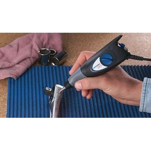 Grabado de metal con el accesorio multiherramienta Dremel Puntas de grabado de carburo 9924