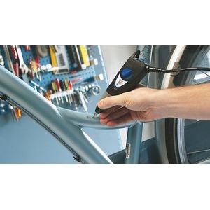 Bicicleta de metal grabado con el accesorio multiherramienta Dremel Puntas de grabado de carburo 9924