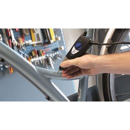 Bicicleta de metal grabado con el accesorio multiherramienta Dremel Puntas de grabado de carburo 9924