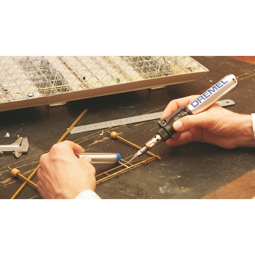 Soldar un modelo con el accesorio multiherramienta Dremel Puntas de soldadura 201