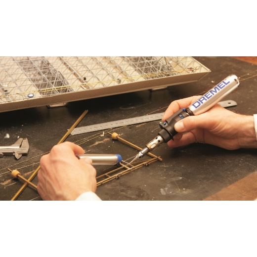 Soldar un modelo con el accesorio multiherramienta Dremel Puntas de soldadura 201