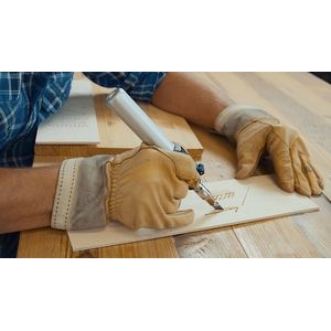 Pirograbado en madera en línea recta con el accesorio multiherramienta Dremel Cuchillas de corte 202