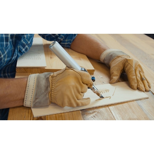 Pirograbado en madera en línea recta con el accesorio multiherramienta Dremel Cuchillas de corte 202