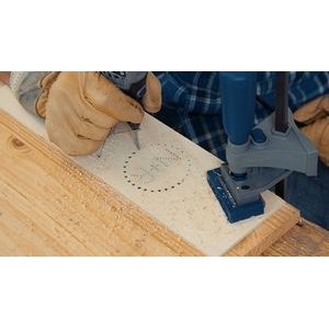 Taladrado de agujeros en una caja de vino con Dremel 3000 utilizando Dremel Multi-Vise