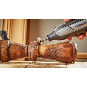 Lijado de una pata de silla de madera con una Dremel 8240