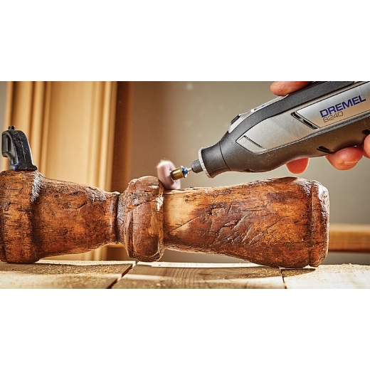 Lijado de una pata de silla de madera con una Dremel 8240