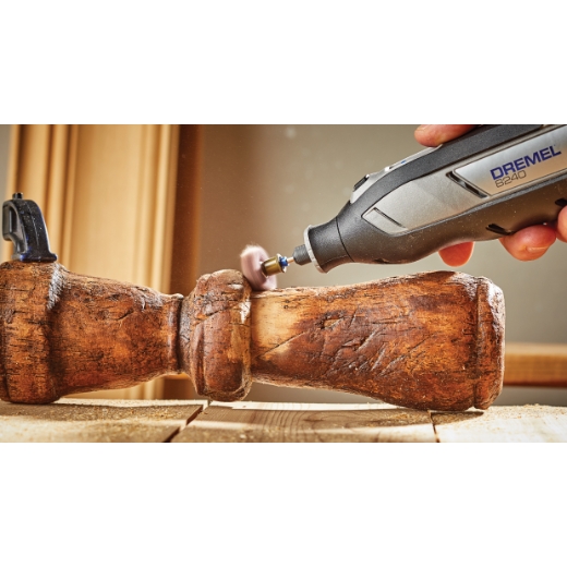 Lijado de una pata de silla de madera con una Dremel 8240